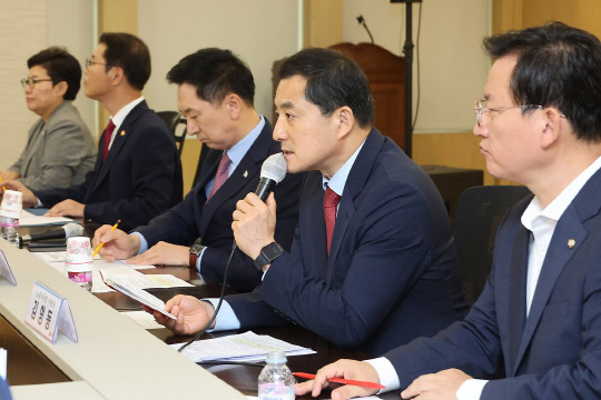 박대출(오른쪽 두번째) 국민의힘 정책위의장이 임금체불 대책 논의 현장간담회에서 발언하고 있는 모습. [연합뉴스}